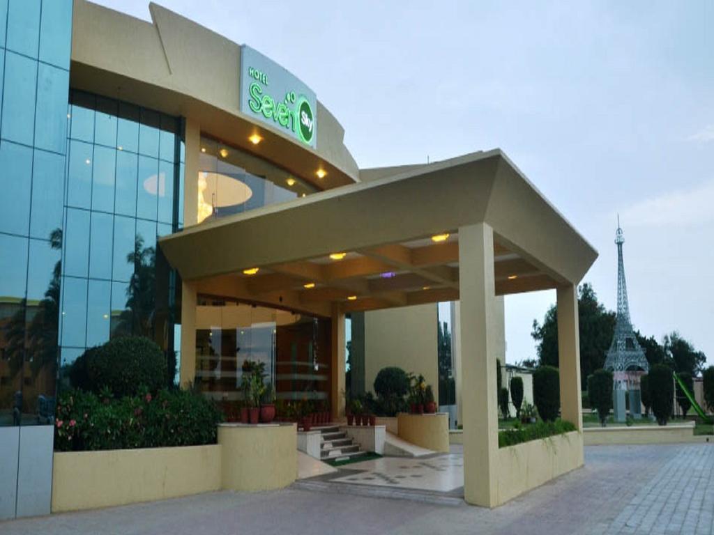 Seven Sky Clarks Exotica Hotel Bhuj Bagian luar foto