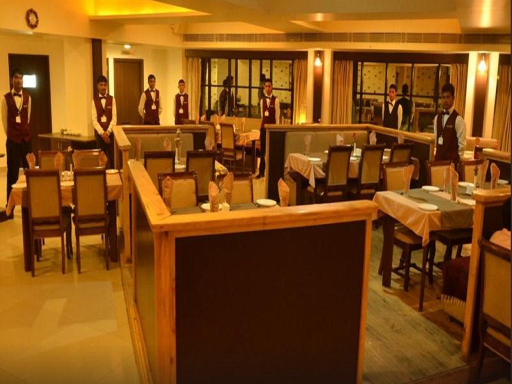 Seven Sky Clarks Exotica Hotel Bhuj Bagian luar foto