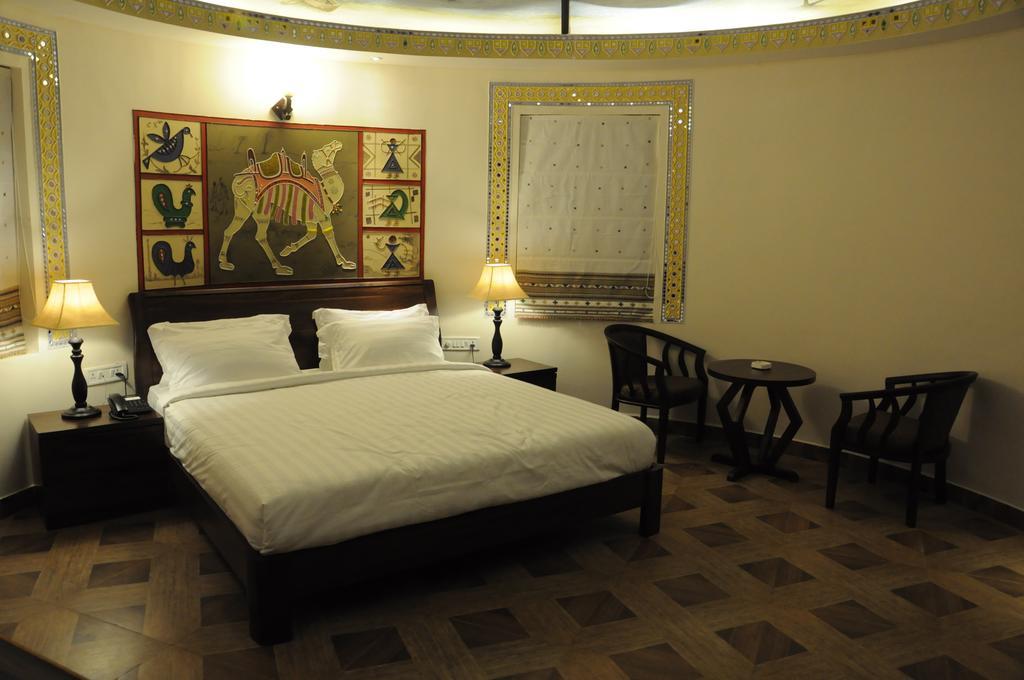 Seven Sky Clarks Exotica Hotel Bhuj Ruang foto