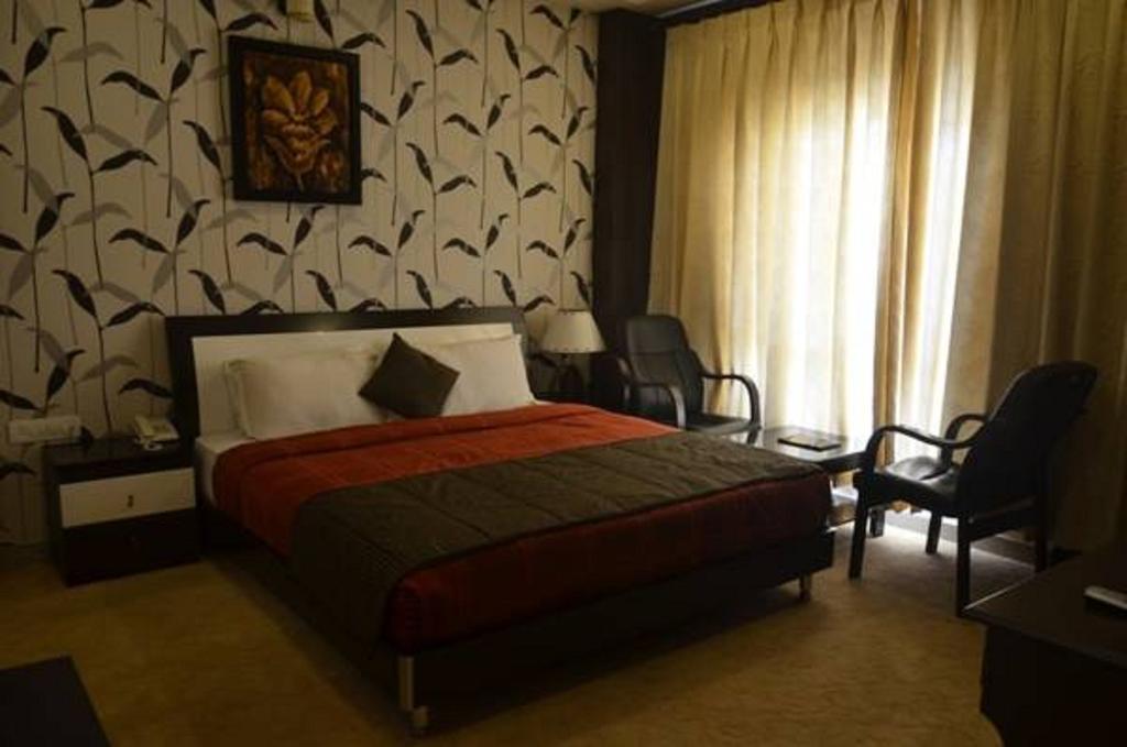 Seven Sky Clarks Exotica Hotel Bhuj Ruang foto