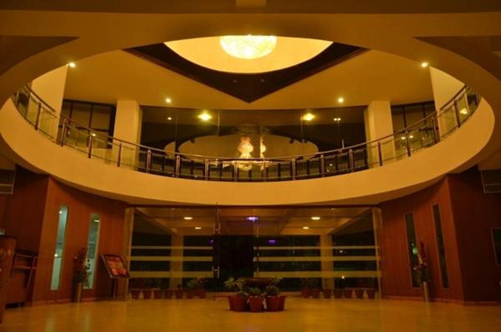 Seven Sky Clarks Exotica Hotel Bhuj Ruang foto