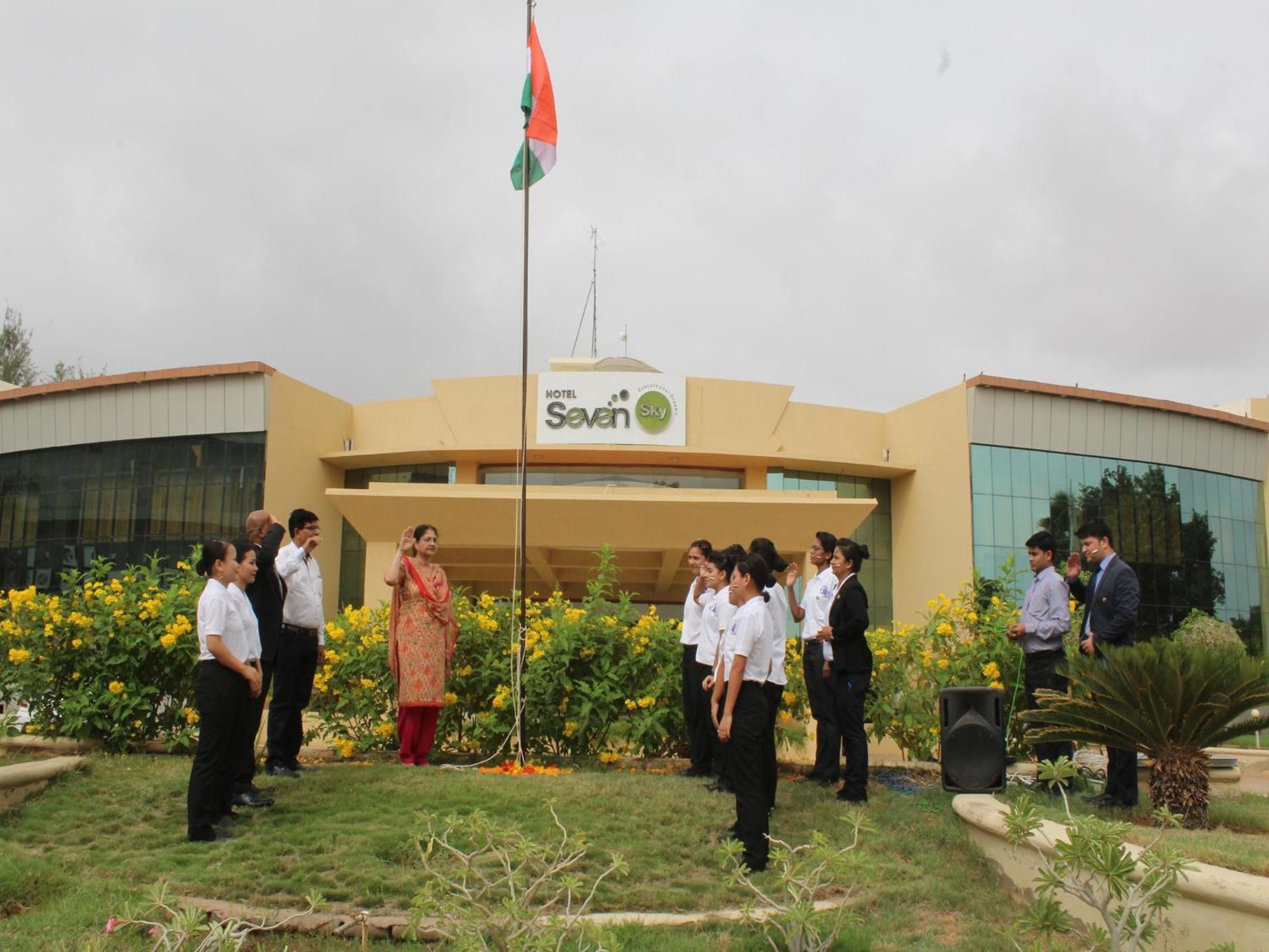 Seven Sky Clarks Exotica Hotel Bhuj Bagian luar foto