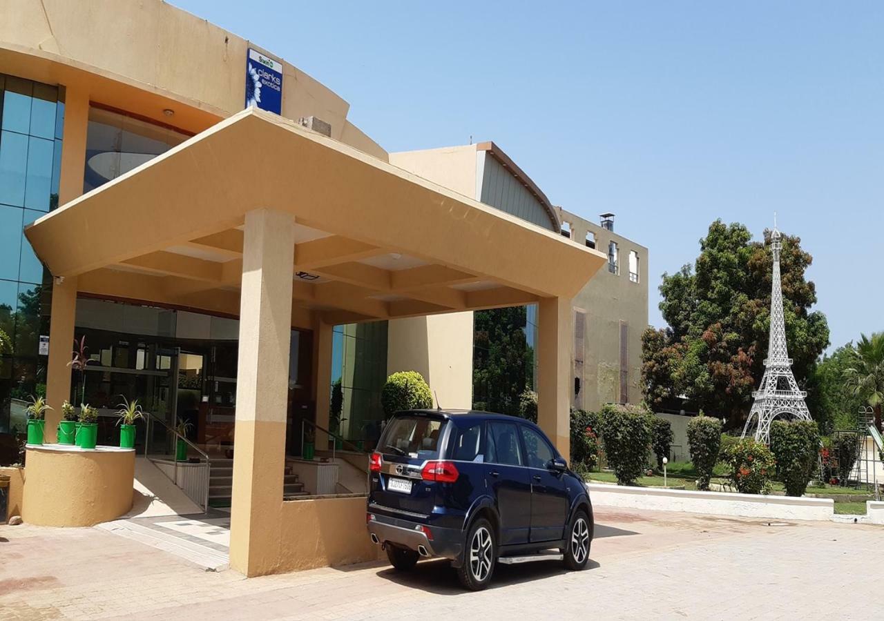 Seven Sky Clarks Exotica Hotel Bhuj Bagian luar foto